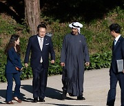 창덕궁 산책하는 윤 대통령과 무함마드 UAE 대통령