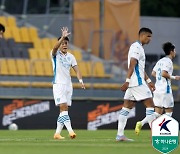 10명이 뛴 포항, 광주 1-0으로 꺾고 1위 도약