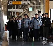 구의역 9-4 승강장으로 향하는 추모 발걸음