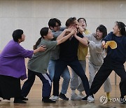 전쟁 끝에 마주한 가족애, 연극 '연안지대'