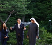 윤석열 대통령, 무함마드 UAE 대통령과 창덕궁 산책