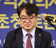 의대 증원 질문 듣는 이상호 대구시의사회 수석부회장