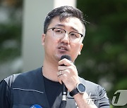 파업 선언 기자회견 발언하는 손우목 전국삼성전자노조 위원장