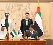 한-UAE, 제3국 원전시장 공동 개척…산업·통상·에너지 분야 협약 8건 체결