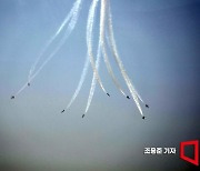 [포토] 블랙이글스, UAE 대통령 국빈 방한 축하 비행