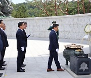 한화 방산3사 임직원, 호국보훈의 달 앞두고 현충원 합동 잠배