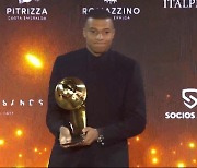 [VIDEO] Mbappe wins Globe Soccer Award for Best Men's Player