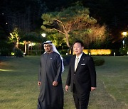 윤 대통령, UAE 대통령과 관저서 차담