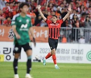 프로축구 강원, '김두현 감독 데뷔·전병관 퇴장' 전북 2-1로 꺾고 3연승