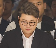 “너무 억울해”…김호중, 故 이선균 언급하며 ‘인권위 제소’ 예고