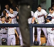 투런포 축하 받는 김재환 [포토]