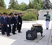 국립서울현충원 합동 참배하는 한화 방산3사 임직원들