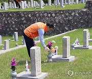 한화 방산3사 임직원, 현충원 합동 참배