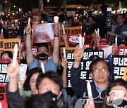 "韓 의료 사망, 6월부터 큰 싸움"…청진기 대신 촛불 든 1만 의사(종합)