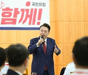 尹 "지나간 건 다 잊자" 3년째 여당 워크숍 함께…맥주 따르며 "黨政 한몸"