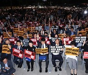 "한국 의료는 죽었다" 의사들, 촛불 들고 의대 증원 반대외쳐