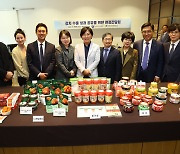 Gov't to turn up the heat on support for kimchi exports amid global popularity