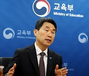 “예과2년 + 본과4년 틀 깨고… ‘교육과정 혁신하는 의대’에 인센티브”[현안 인터뷰]