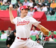 'KKKKKKK+156km' 앤더슨 KBO 첫 승 달성→최정 역전 투런포 쾅!…SSG, LG 제압 8연패 탈출 [MD인천]