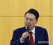 국민의힘 의원들 격려하는 윤 대통령