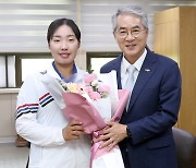 경남교육청 'JLPGA 최연소 우승' 마산제일여고 이효송 선수 격려