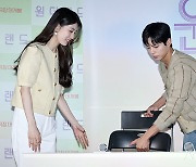 [mhn포토] 매너남 박보검, 수지 편하게 앉아