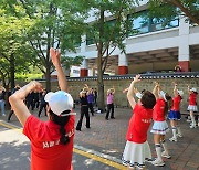 [더 한장] 시민들과 함께 흔들고~ ‘국민댄조’를 아세요?