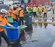 [기가車] 화성 유조차 교통사고…기름 '4000리터' 도로에 유출