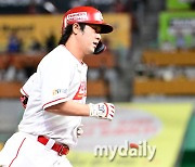 'KBO 홈런왕'이 터지니 타선 전체가 살아났다…최정의 역전 투런포, SSG 8연패 탈출을 이끌었다 [MD인천]