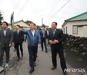 제주 동백마을 살펴보는 이상민 행안부 장관