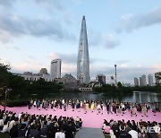 석촌호수 산책로에서 열린 서울패션로드 2024