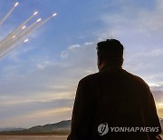 김정은, 초대형방사포 동원 '위력시위' 직접 지도