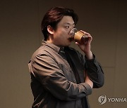 의정갈등 관련 심포지엄 지켜보는 박단 위원장