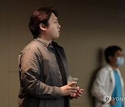 의정갈등 관련 심포지엄 지켜보는 박단 위원장