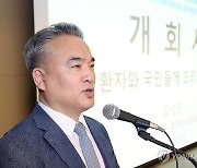 개회사하는 김성근 비대위원장