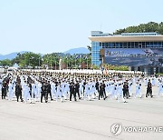 분열하는 신임 장교들