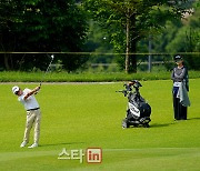 [포토] 최민철 '아내 캐디가 보고 있다'