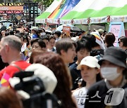 무더위 속 서울 도심 '15만' 퀴어축제…"오늘은 우리가 주인공"