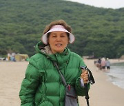 “맨발로 해변을 걷고 29년 앓은 전신 근육강직 인간 증후군이 호전됐어요”[양종구의 100세 시대 건강법]