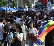 '무지개색' 서울 도심 가득 채운 퀴어행렬... "세상 밖으로 한 발짝 더"