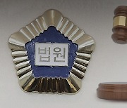 복역 중 교도관 폭행한 60대, 암 치료 등 고려해 집유 선고