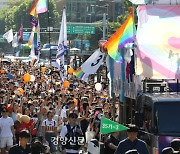 “우리는 어디에나 있다”…‘나’를 드러낸 퀴어축제 행진