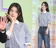 수지, “또 플러팅 하네”..얼굴만 봐도 반하는 스트라이프 셔츠-데님 팬츠룩