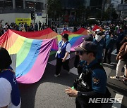 '서울광장 밖' 두번째 퀴어퍼레이드…곳곳에선 반대집회