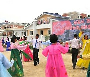 천리마구역 고창남새농장 새 살림집 입사를 축하하는 북한 주민들