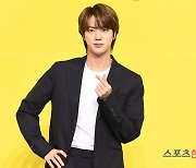 방탄소년단 진, 전역 다음날 팬 만나 허그회 "아티스트의 요청"