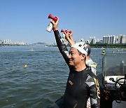 ‘한강 종단’ 오세훈 시장 "깨끗한 수질서 수영 축복받아"