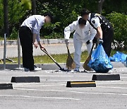 北 오물풍선에 자동차 유리 박살…"피해보상 규정 없어"