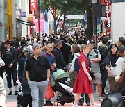 명동 일대 화려한 전광판 빛 밝힌다…새 이름 ‘명동스퀘어’[서울25]