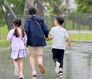 [내일 날씨] 남부·충청 내륙 강한 소나기… 안전 사고 유의